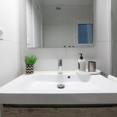 Diamond, 71 Sqm, Private Whirlpool Apartment Athens